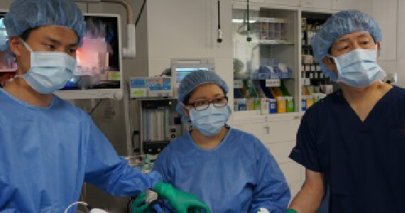 腹腔鏡手術トレーニングラボ(ドライラボ）を定期的に行って技術を磨いています。